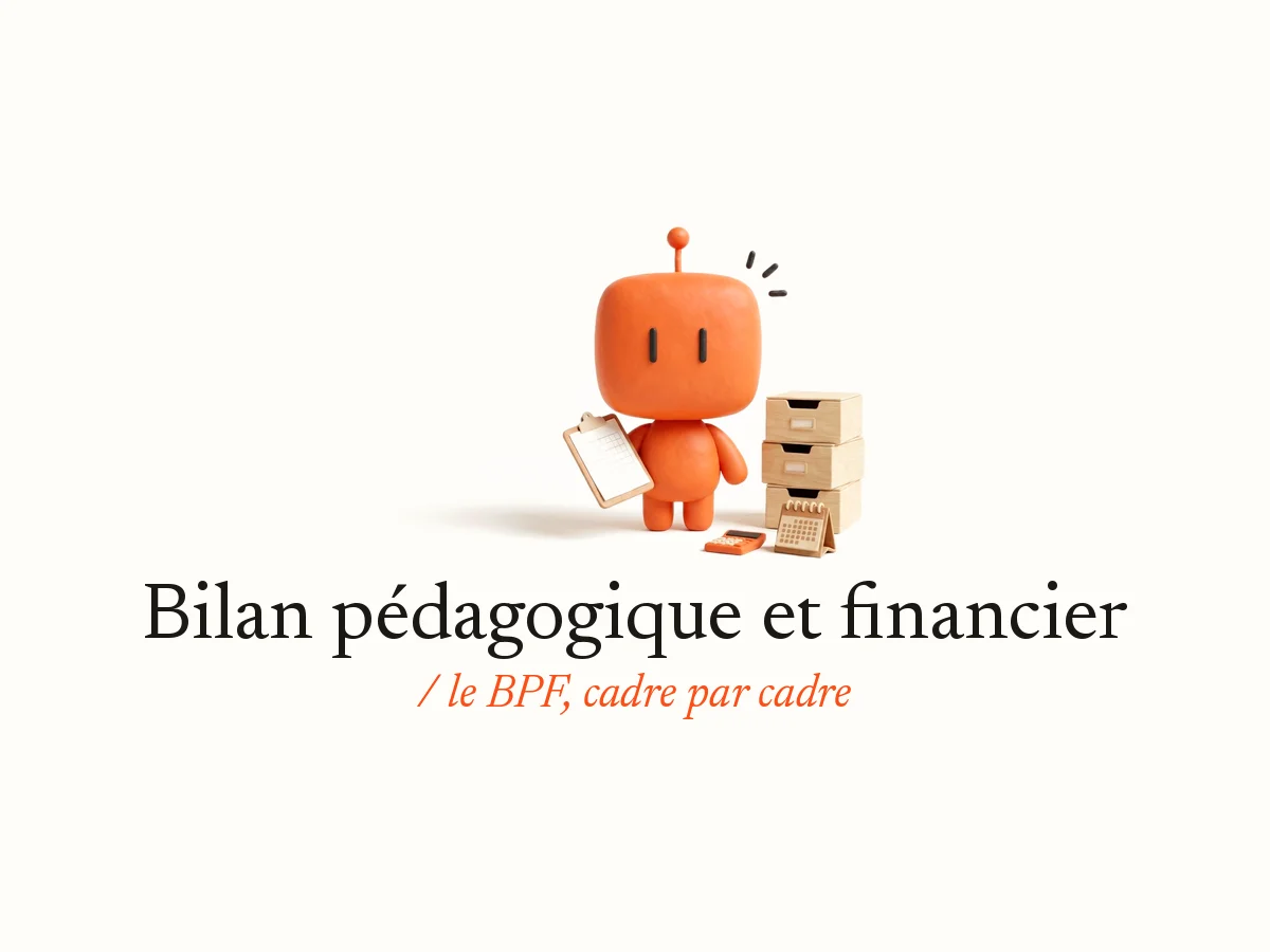 Bobby, la mascotte d’OpterIA en pâte à modeler orange, tient un porte-document à côté de trois boîtes d’archives, d’une calculatrice et d’un calendrier : bilan pédagogique et financier, le BPF cadre par cadre