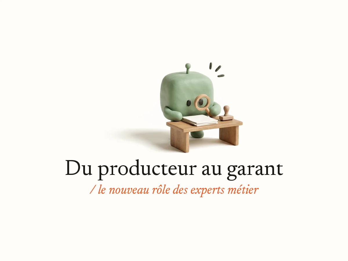 Bobby, la mascotte d’OpterIA en pâte à modeler vert sauge, vérifie une pile de documents à la loupe, un tampon à côté : Du producteur au garant, le nouveau rôle des experts métier