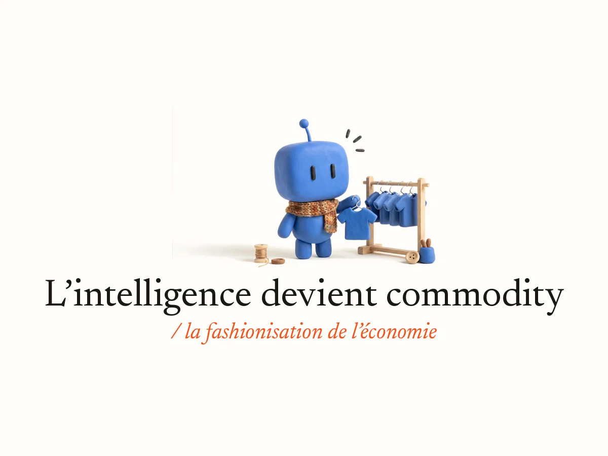 Bobby, la mascotte d’OpterIA en pâte à modeler bleue, une écharpe autour du cou, choisit un t-shirt parmi des modèles identiques sur un portant : L’intelligence devient commodity, la fashionisation de l’économie