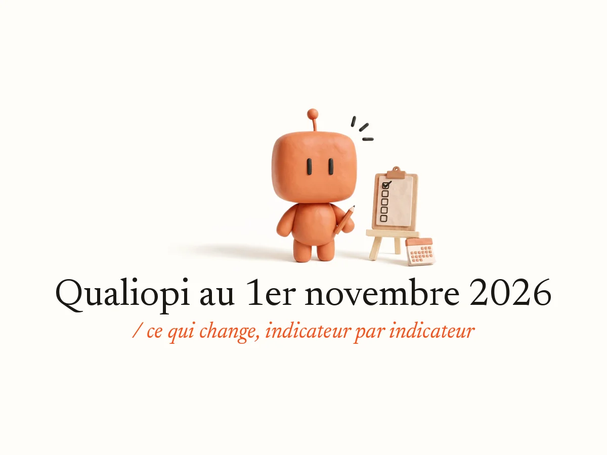 Bobby, la mascotte d’OpterIA en pâte à modeler orange, tient un crayon devant une checklist posée sur un chevalet : Qualiopi au 1er novembre 2026