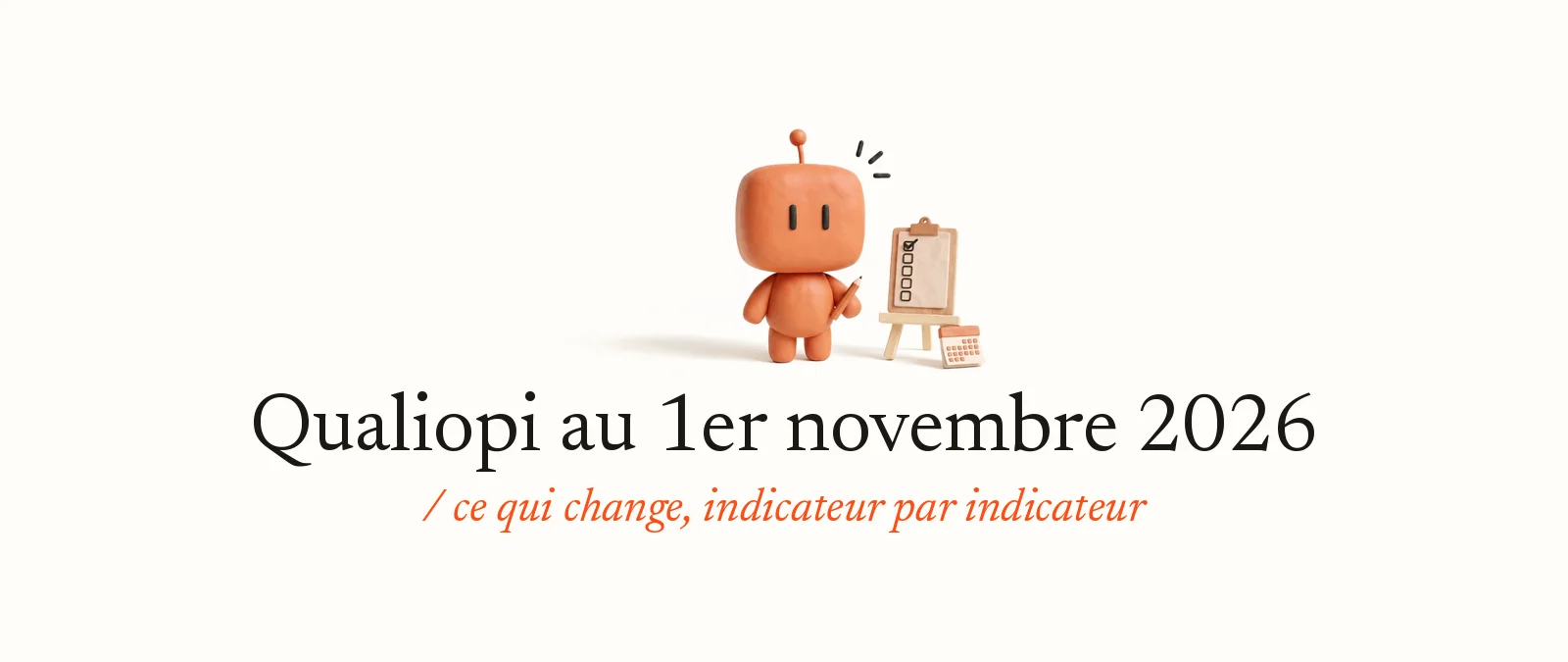 Bobby, la mascotte d’OpterIA en pâte à modeler orange, tient un crayon devant une checklist posée sur un chevalet : Qualiopi au 1er novembre 2026